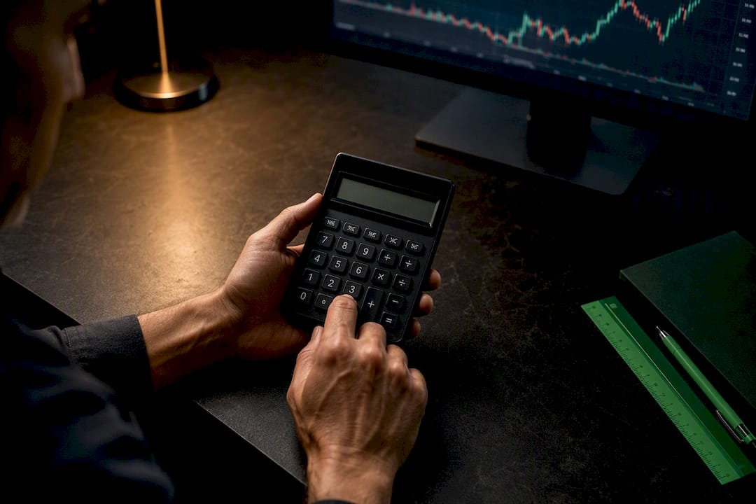 Kereskedő kockázatot számol elmosódott trading grafikon mellett