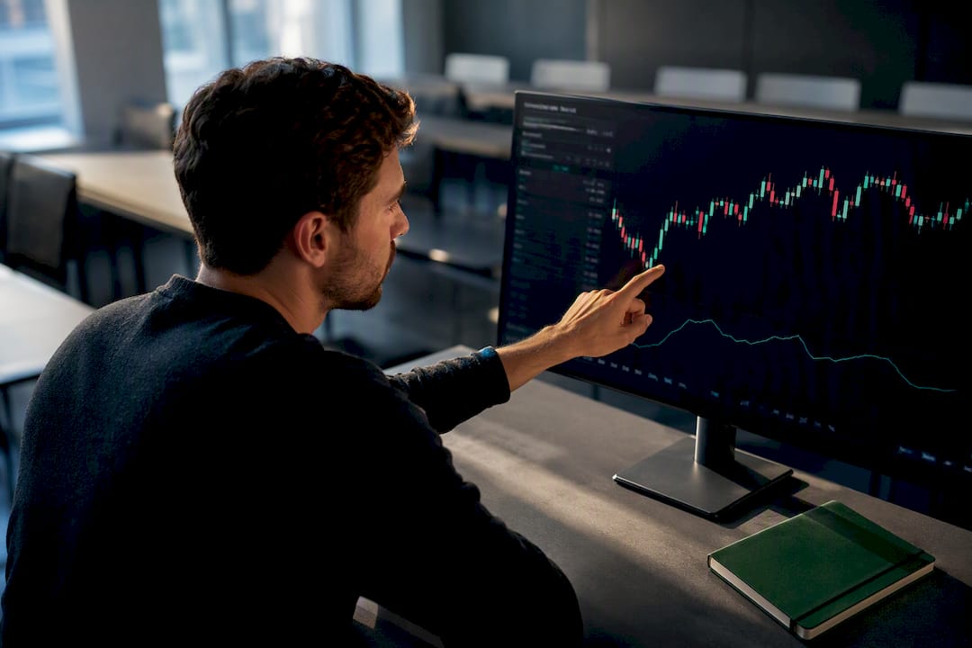 Trader comparing candlesticks with an indicator