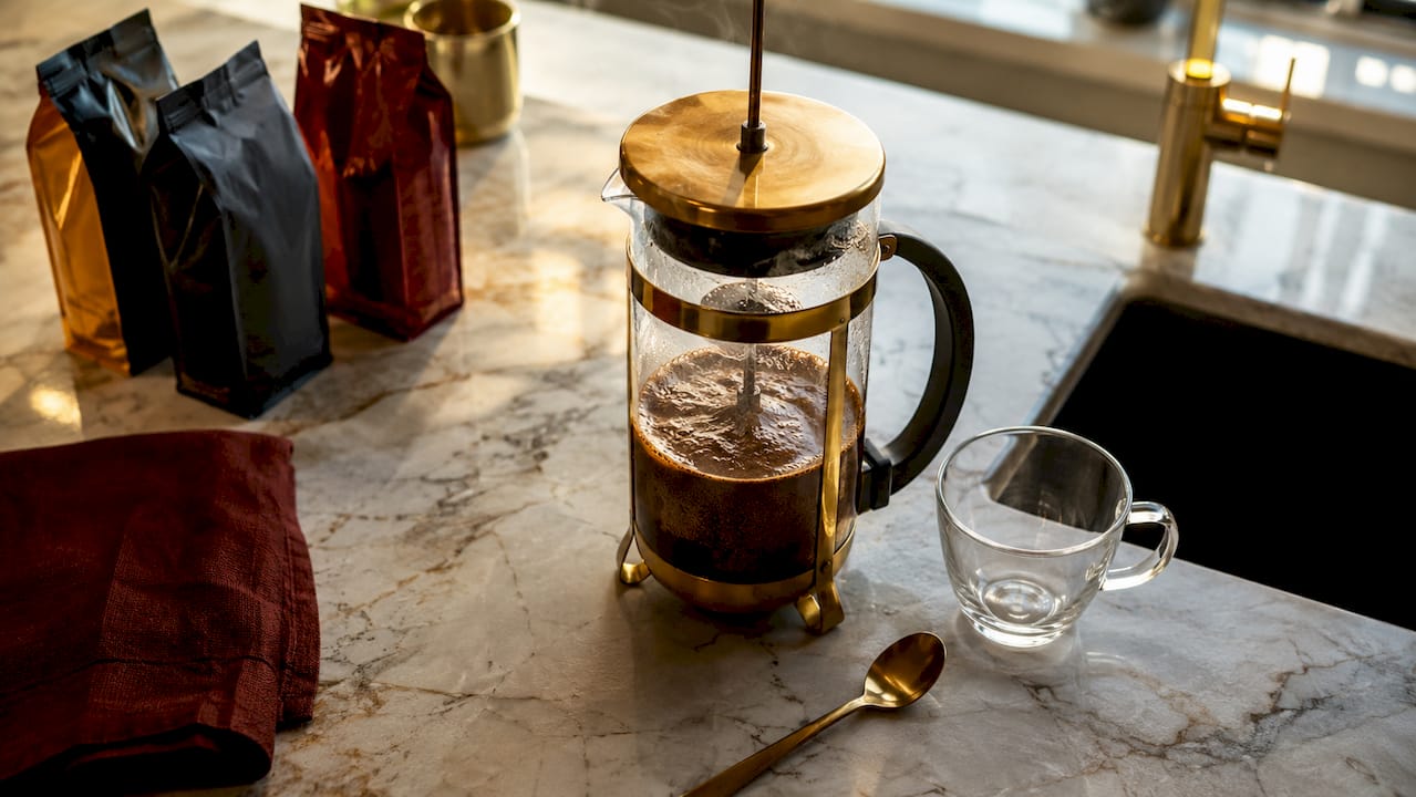 Close-up immersion brewing in French press