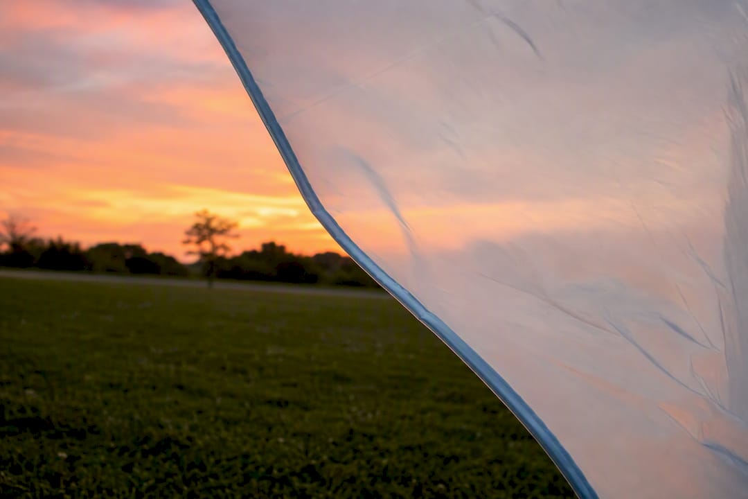 Lightweight twin-wall plastic sheet bending in wind