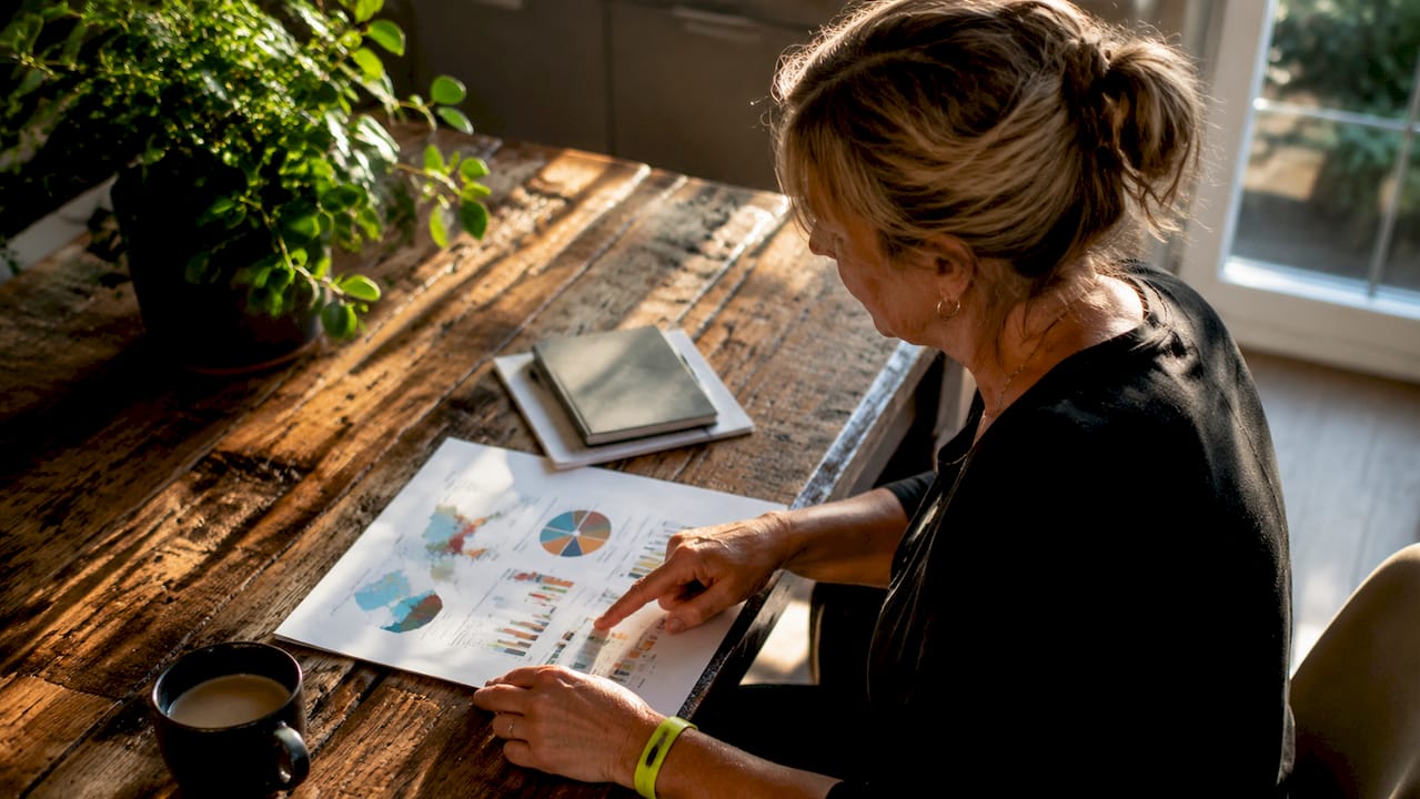 Met elkaar het marktanalysedocument voor vastgoed doornemen