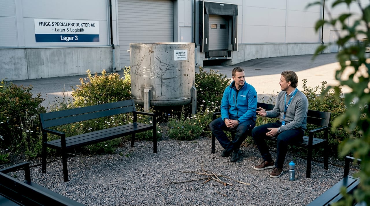 Planteringslådor och sittbänk i industrimiljö