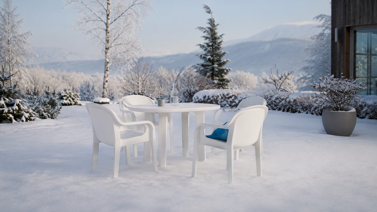 Utemöbler i tålig plast på en snötäckt altan