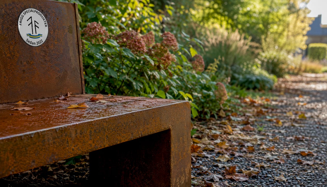 Detaljbild på en bänk i rostig cortenstål