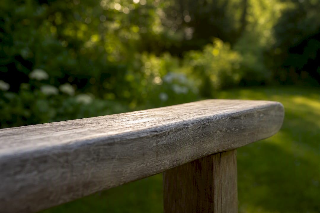 Teakarmstöd med silvrig grå patina