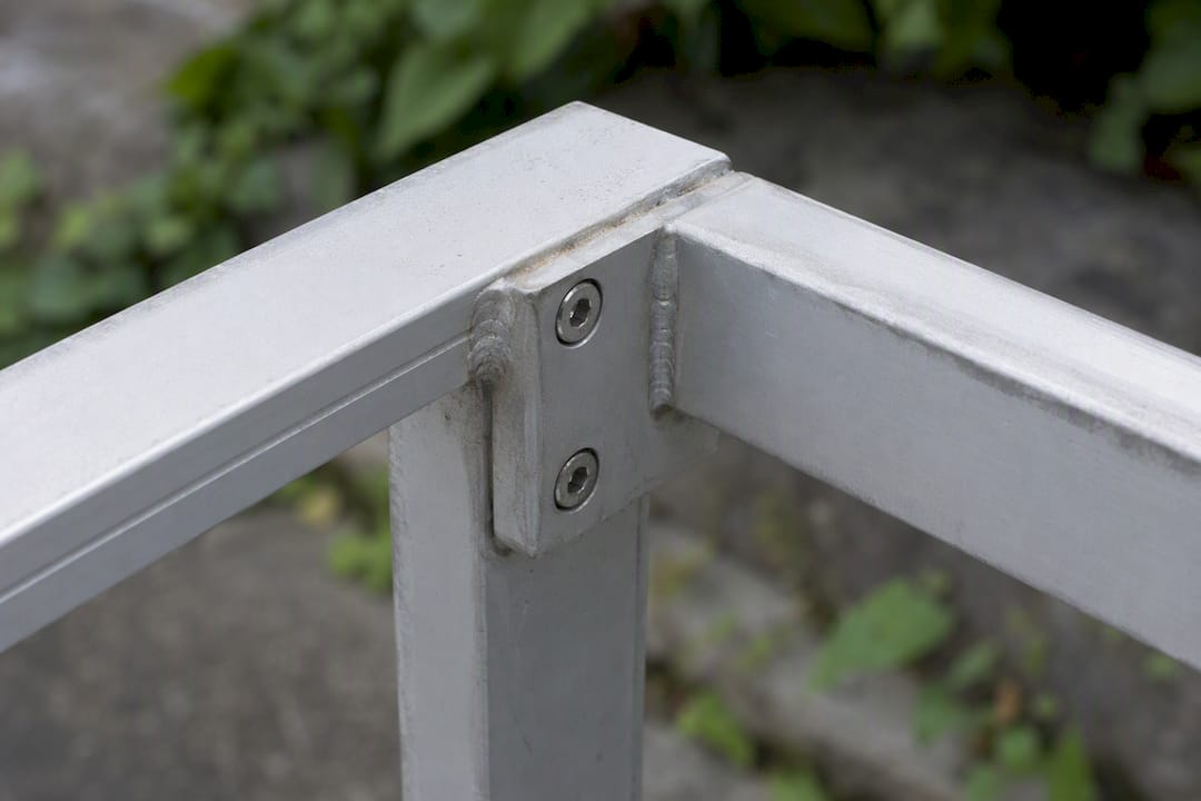 Aluminiumbeslag till möbler med väderbiten yta
