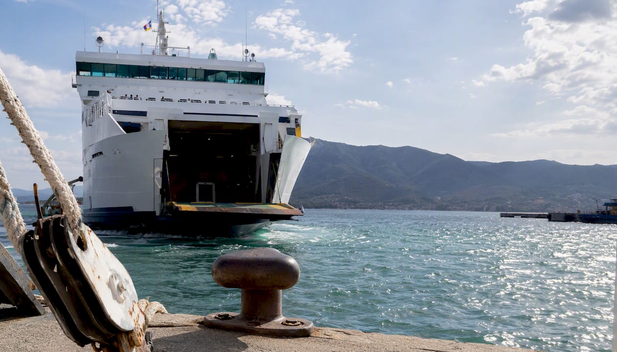 Traghetto attraccato al porto dell’Elba con la rampa d’imbarco abbassata