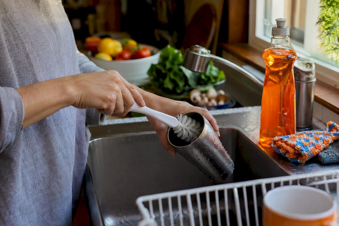 Hand scrubbing stainless steel tumbler with bottle brush
