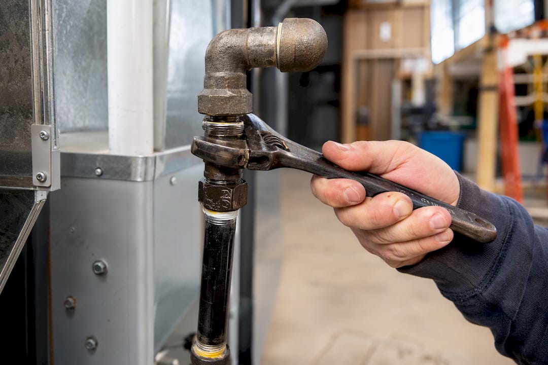 Hand tightening furnace pipe fitting