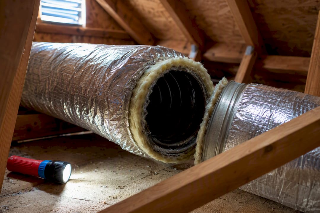 Separated insulated duct joint in attic