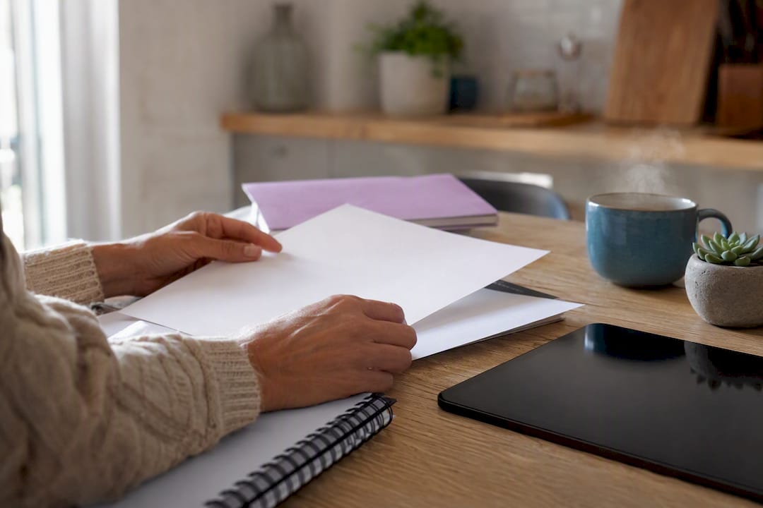 Manos preparando contenido digital que siempre es relevante