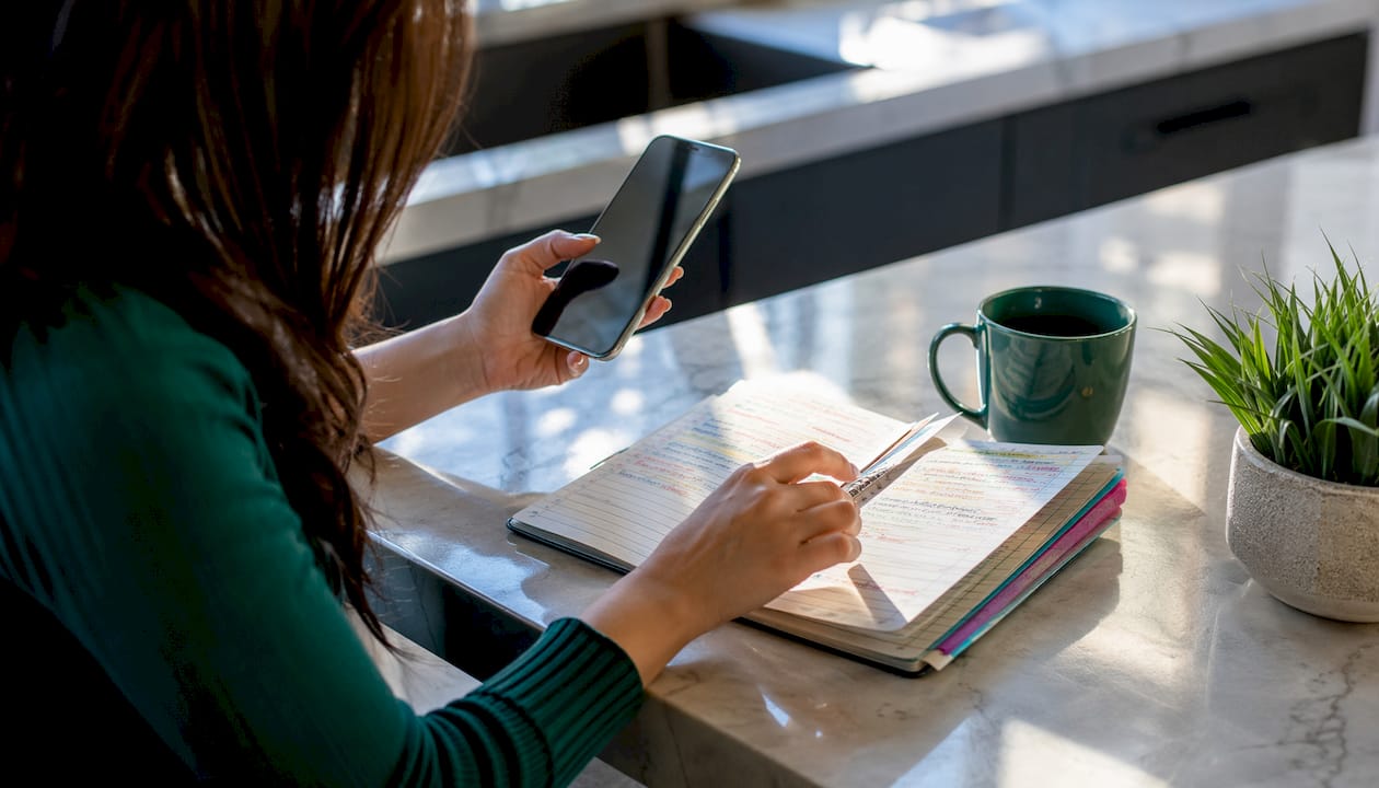 Hands filtering options contracts on smartphone app