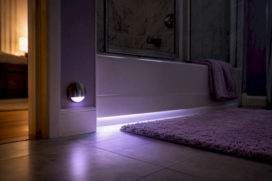 Low bathroom nightlight illuminating tub edge