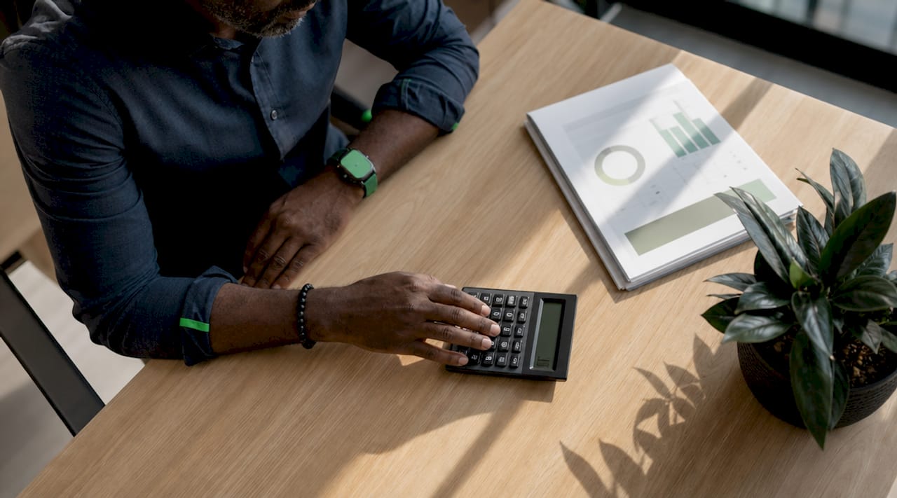 Hands calculating solo ads budget risks