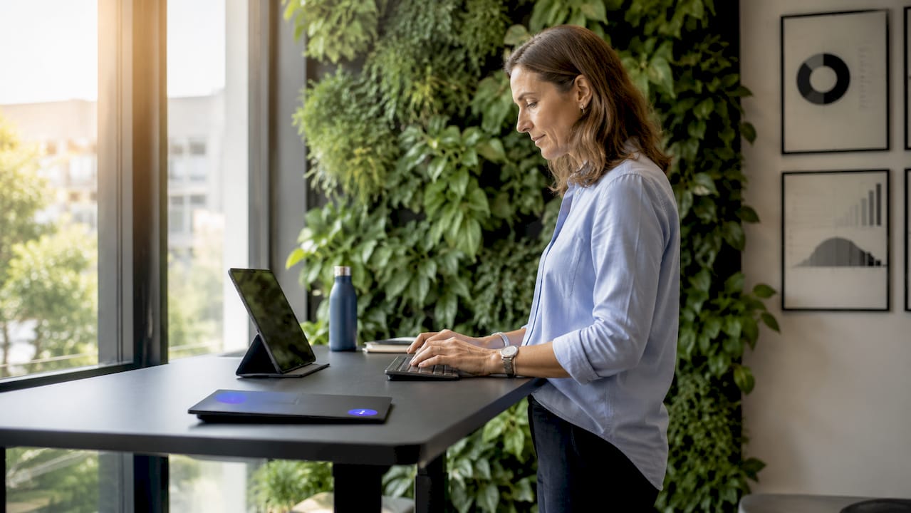 Am Schreibtisch werden Daten in die CRM-Software eingegeben.