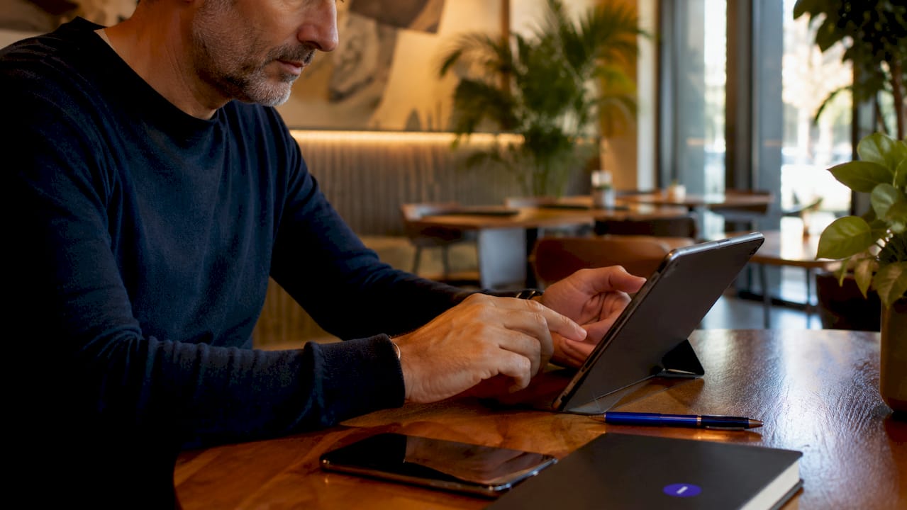 Im Büro werden auf einem Tablet Kundendaten eingegeben.