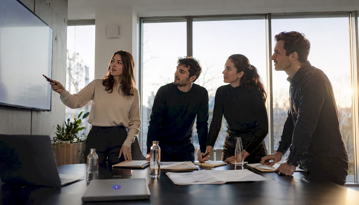 Im Team steht aktuell das Thema Versionierung von Daten und Modellen auf der Agenda. Gemeinsam wird besprochen, wie wir unsere Daten und Modelle effizient verwalten und nachvollziehbar dokumentieren können.