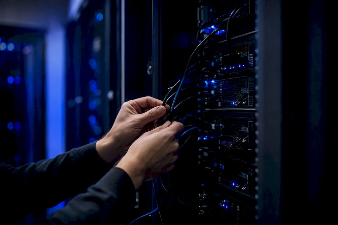 Hände, die ausgewählte Datenkabel abziehen