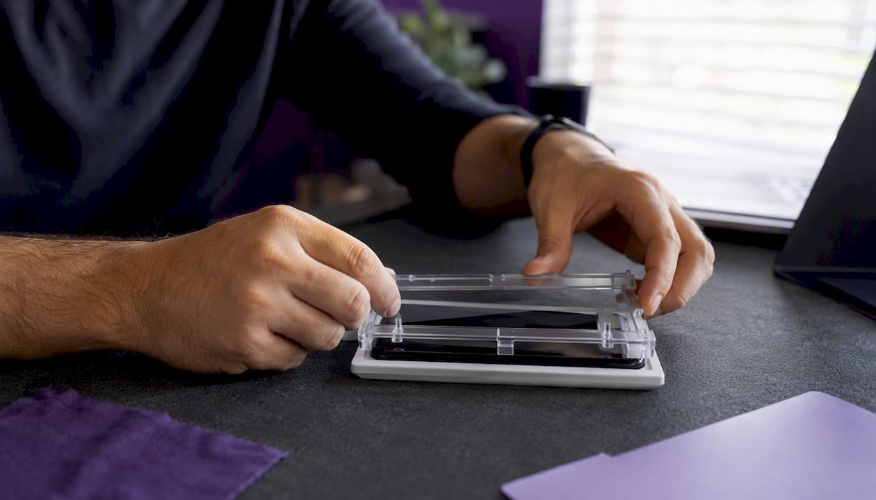 Using alignment frame to install screen protector