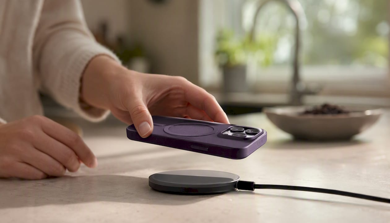 Hand aligning phone with magnetic charging case