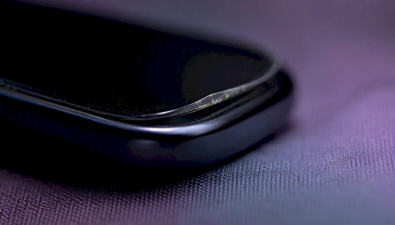 Edge wear lifting on curved screen protector