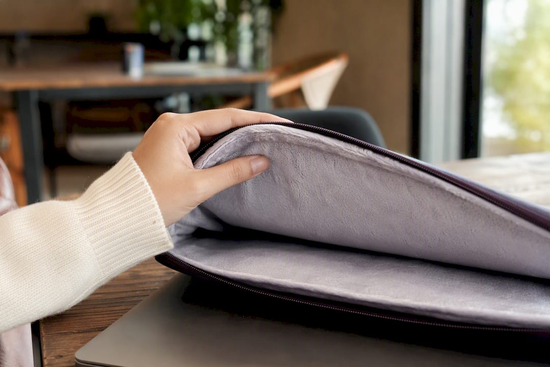 Hand feeling laptop sleeve soft lining