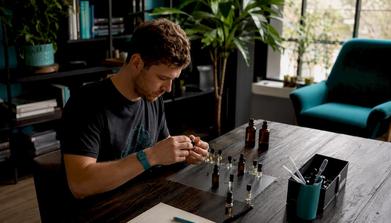 Manos combinando terpenos para potenciar el efecto séquito