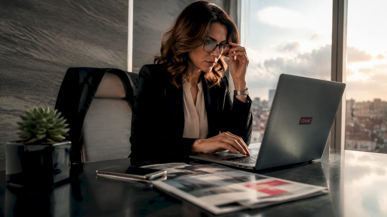 Direttrice commerciale che aggiorna il proprio profilo LinkedIn mentre lavora da casa