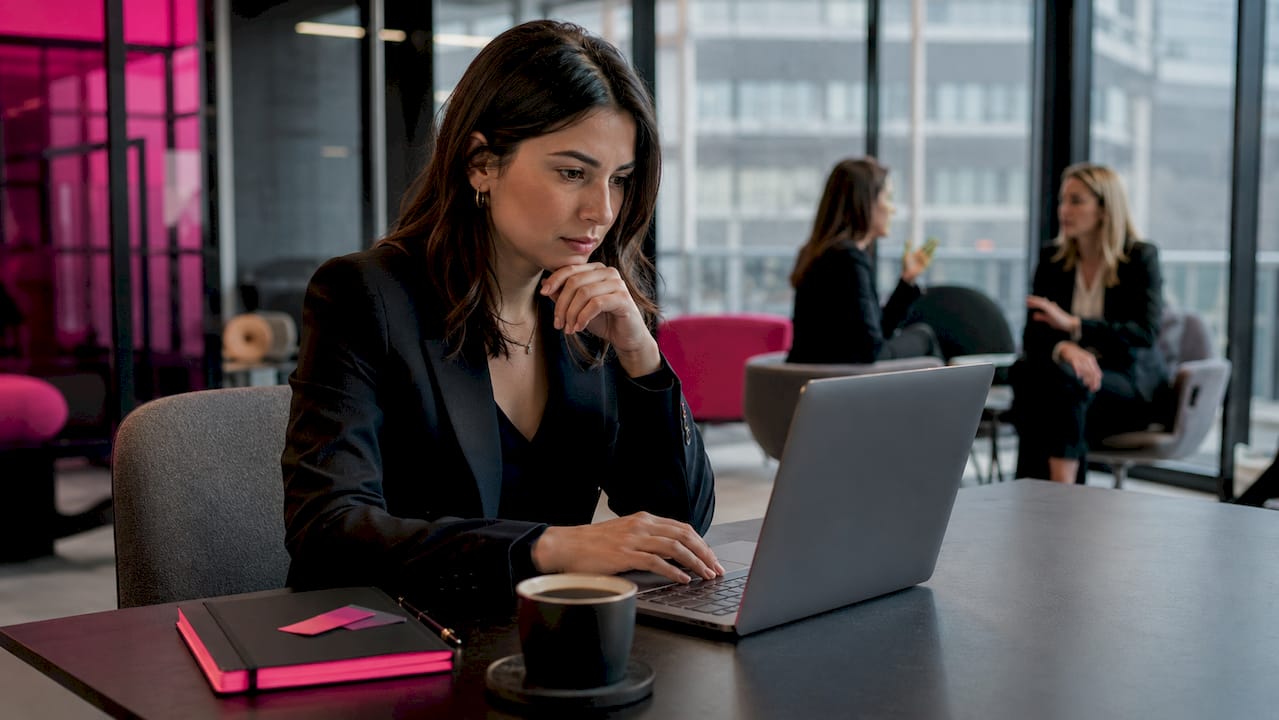 Un professionista che aggiorna il proprio profilo LinkedIn dal laptop, curando ogni dettaglio per valorizzare la propria esperienza e competenze.
