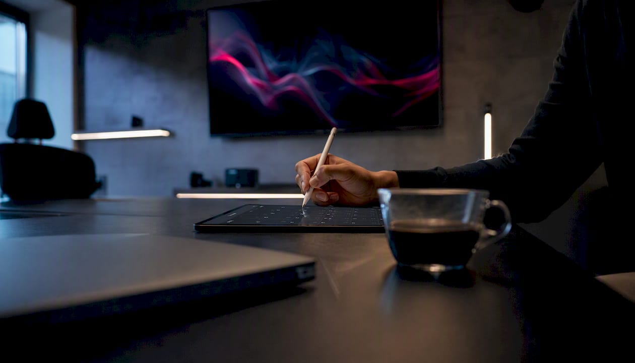 Mano che organizza il calendario editoriale su un tablet