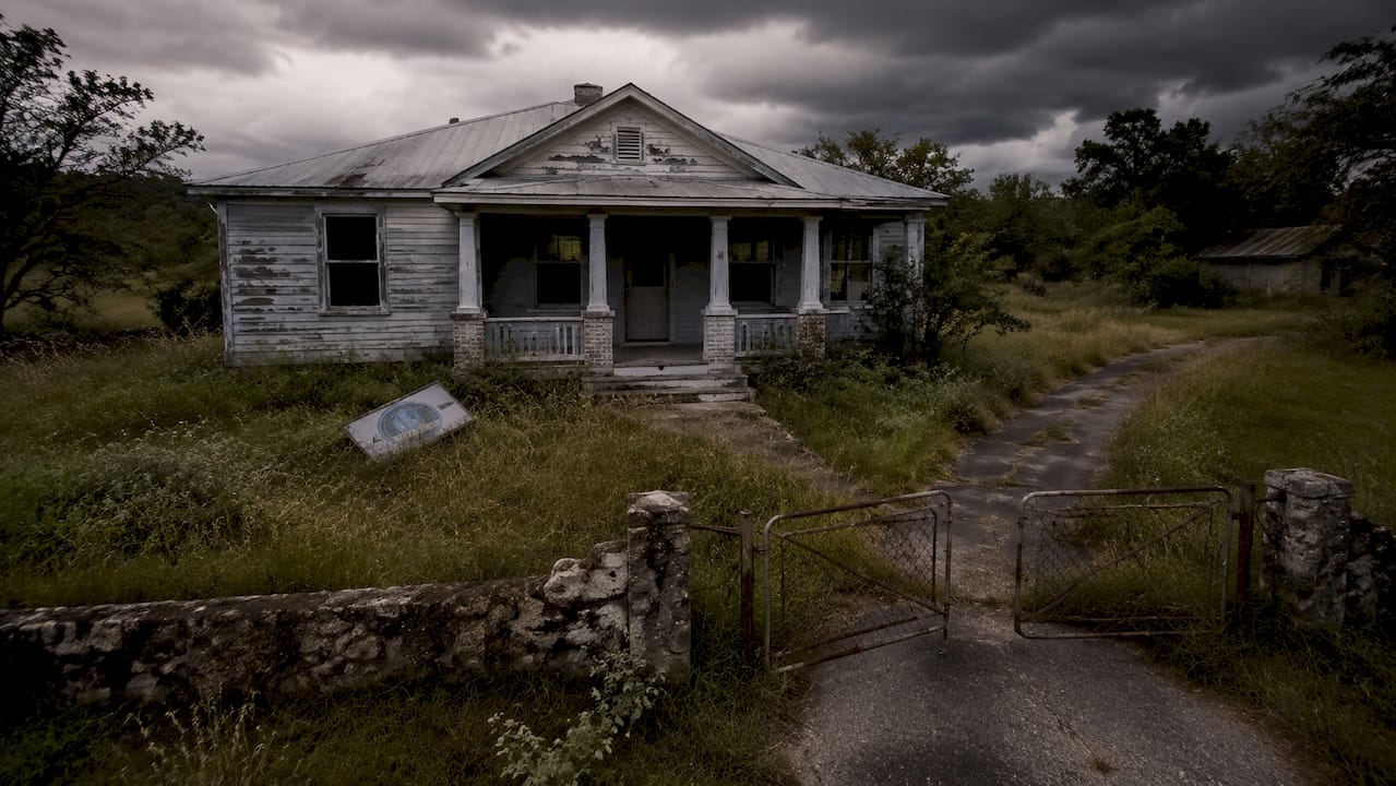 Vacant Florida home showing neglect and foreclosure signs