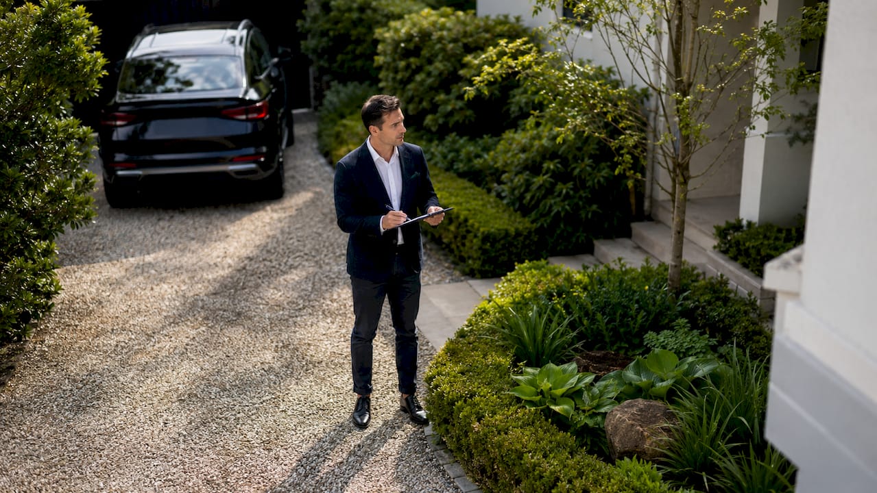 Buyer’s agent inspecting Sydney house exterior