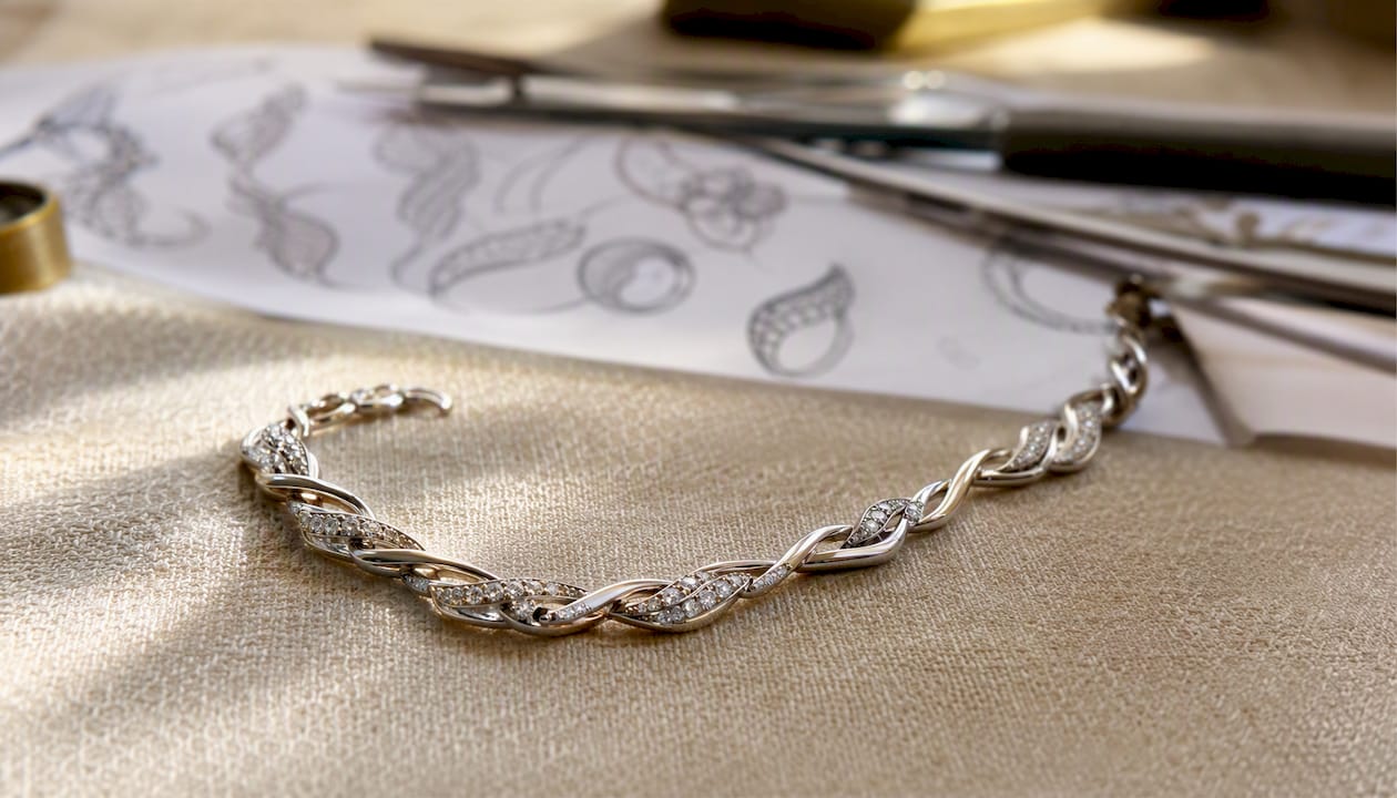 Warm toned palladium white gold ring detail