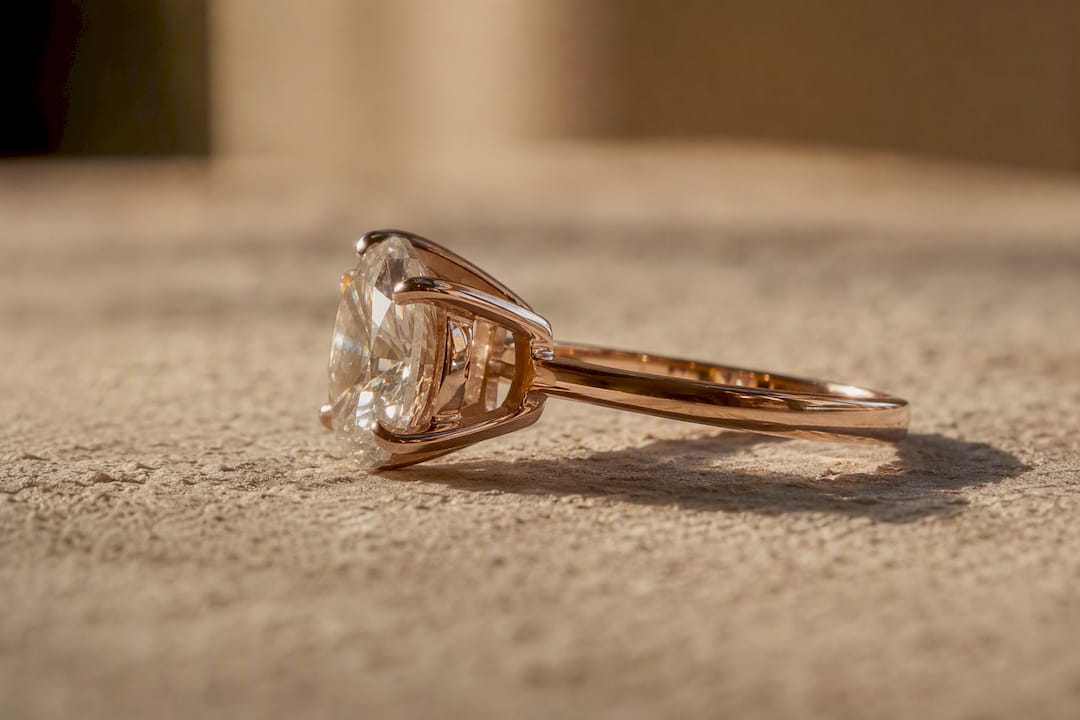 Side profile of mounted diamond showing girdle warmth