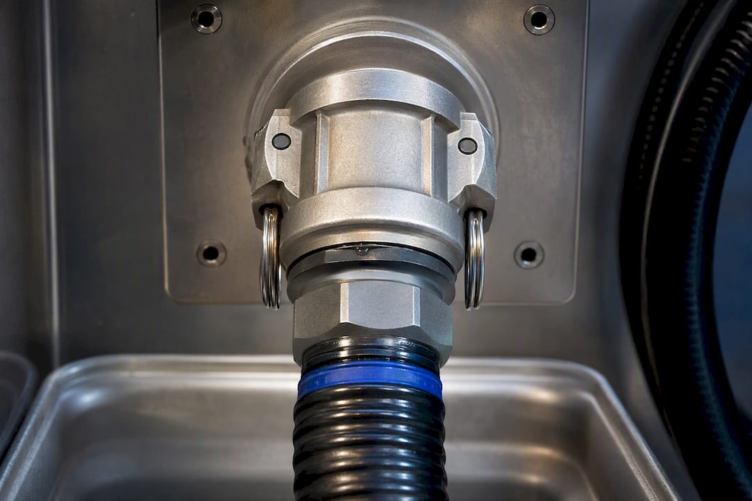 Dry-break coupler checked for small leaks