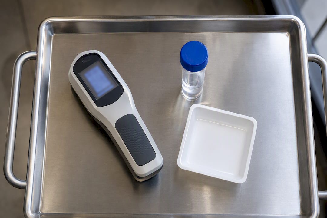 Refractometer and vial for DEF testing