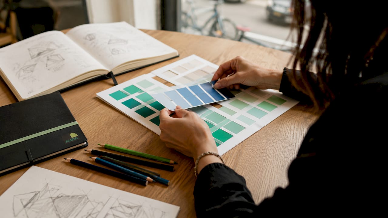 Des mains en train de choisir les couleurs pour des logos
