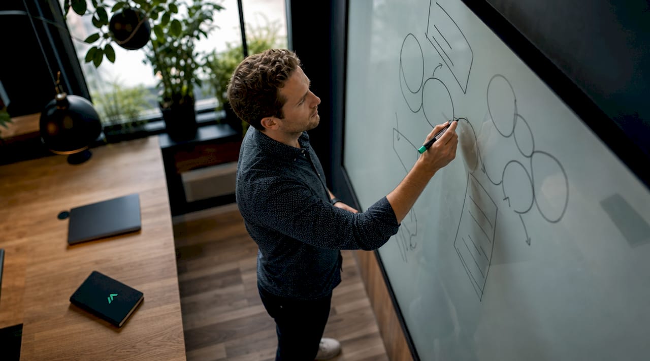 Expert digital présentant les différentes méthodes pour identifier et segmenter efficacement les audiences sur le web.