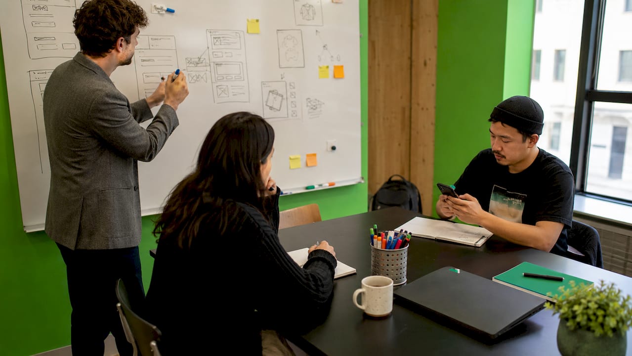 L’équipe design échange autour du guide des composants d’interface pour harmoniser leurs créations.