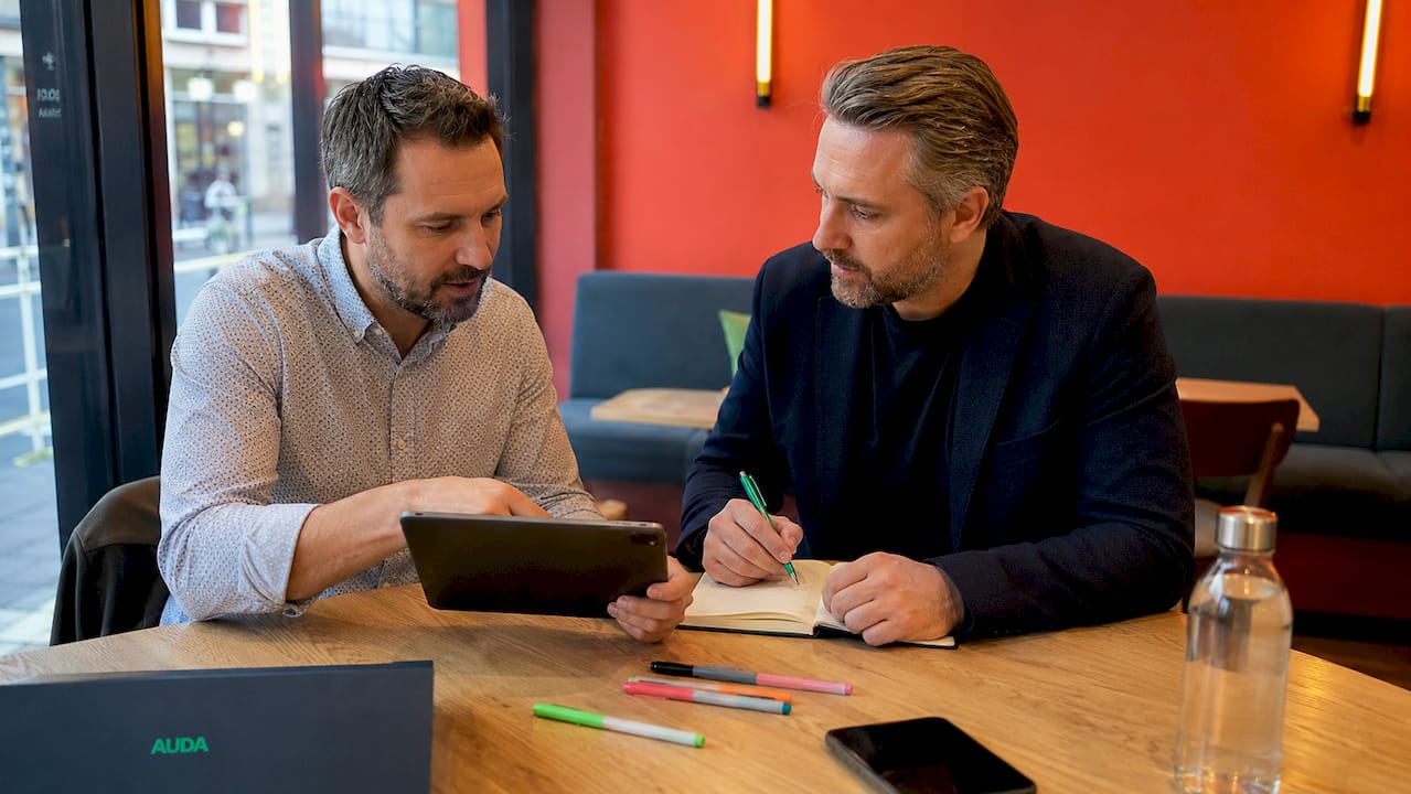 Réunion professionnelle consacrée à l’étude des différentes solutions pour la création du site web.