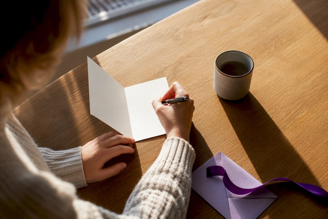 Handwriting a thoughtful broken bone card message