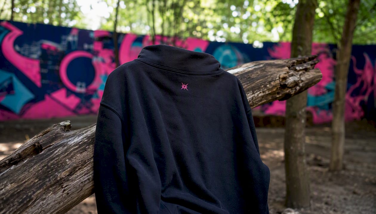 Back nape logo embroidered on black hoodie