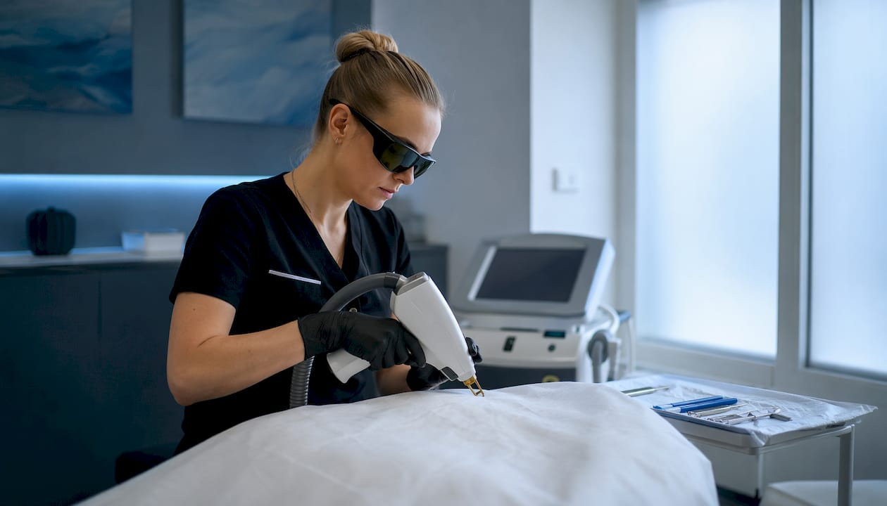 Odborník pracuje so zariadením s diódovým laserom