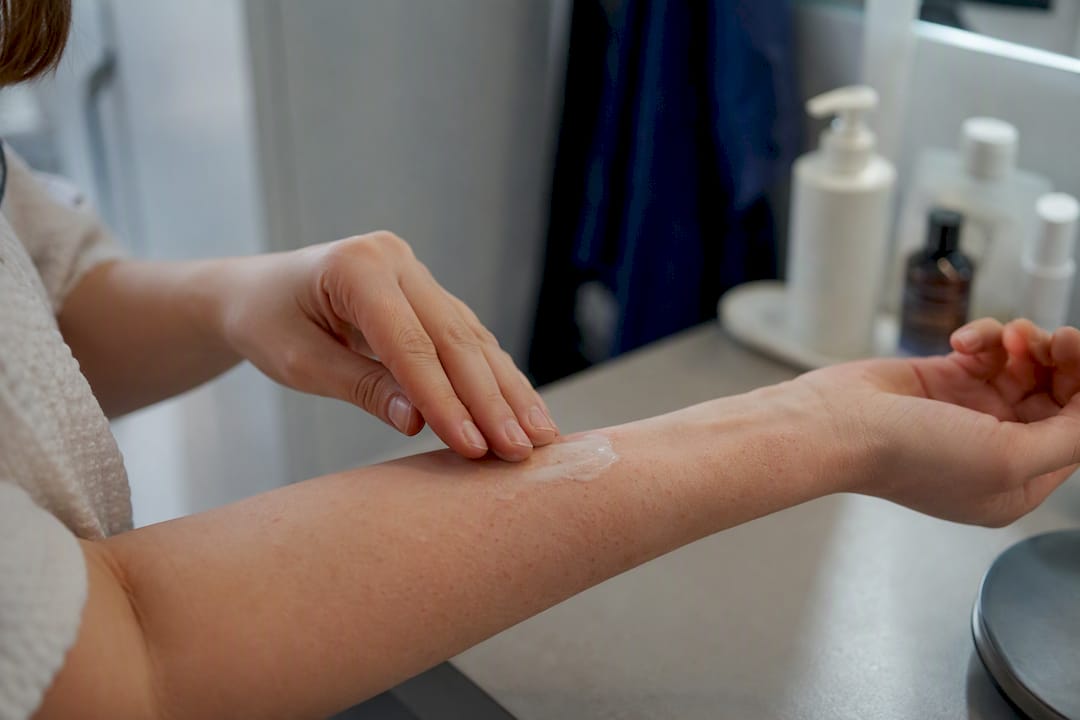 Nanášanie hydratačného krému na citlivú pokožku