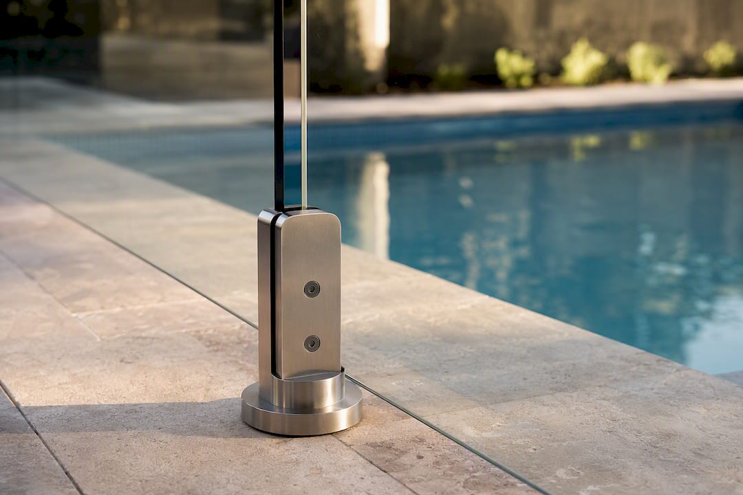 Glass pool fence spigot and panel