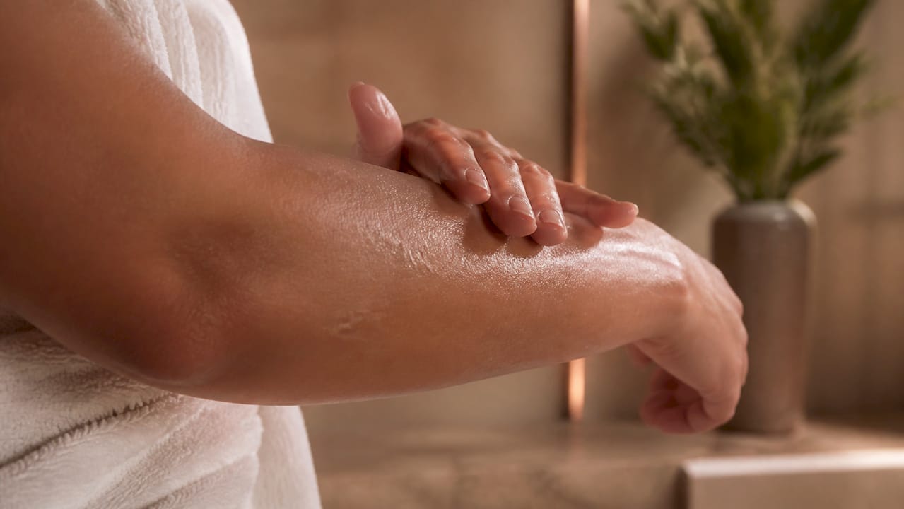 Damp skin absorbing moisturizing lotion