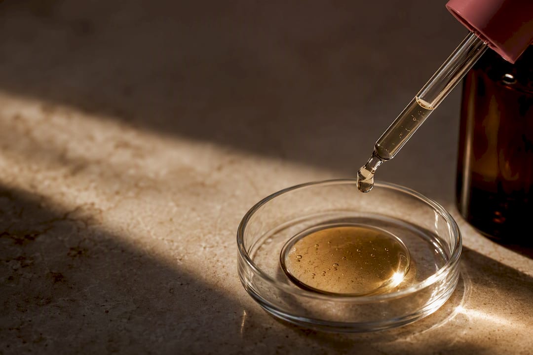Amber serum vessel with clear formulation detail