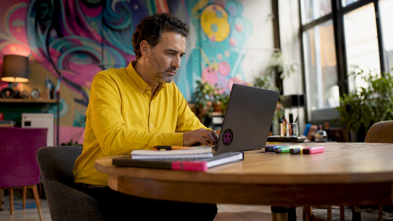 Eventmanager verfasst eine klar strukturierte Anfrage per E-Mail