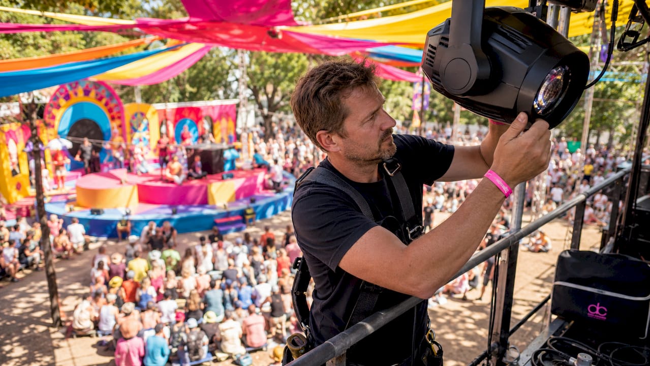 Ein Bühnentechniker bringt die Beleuchtung vor Beginn der Vorstellung auf den letzten Stand.