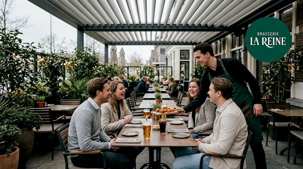Gezellig terras vol leven bij een zonnige brasserie